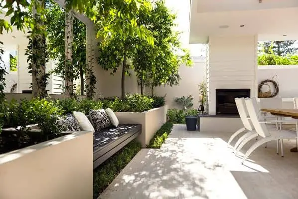 房子的景观理念长条座椅与花园的床上